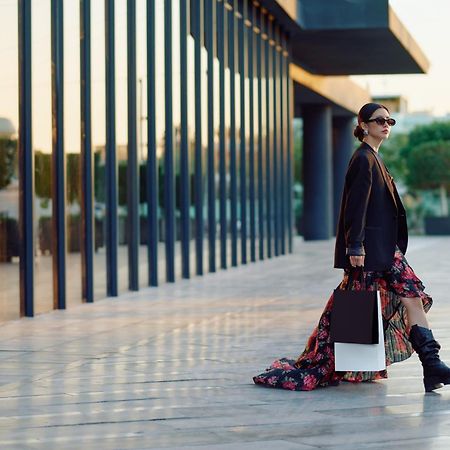 Jumeirah Living Marina Gate Dubai Aparthotel Exterior photo A woman shopping