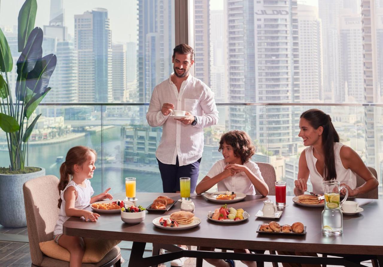 Jumeirah Living Marina Gate Dubai Aparthotel Exterior photo A family at breakfast