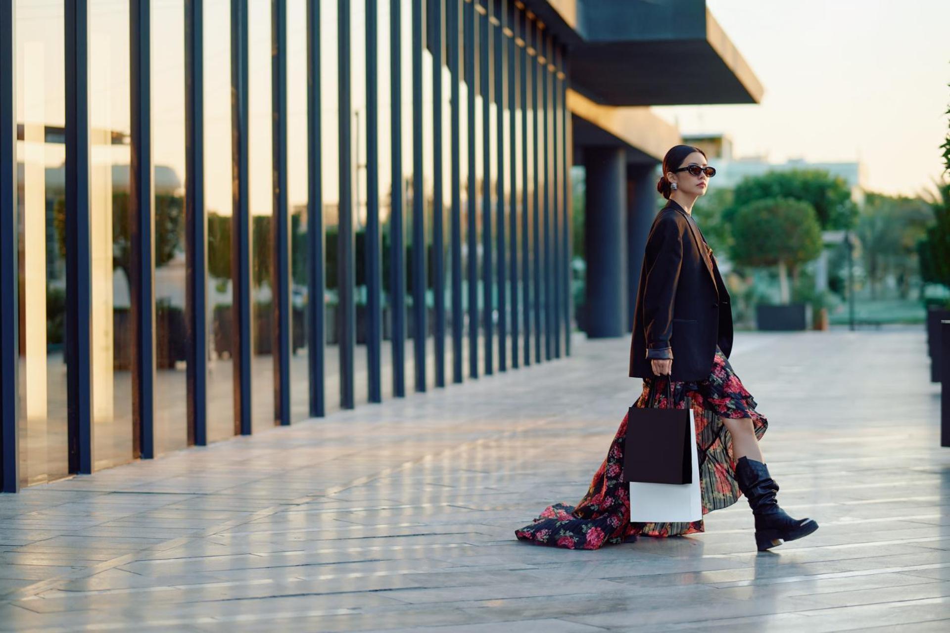 Jumeirah Living Marina Gate Dubai Aparthotel Exterior photo A woman shopping